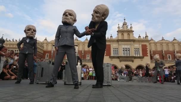 Účastníci na mezinárodním festivalu divadel Street — Stock video