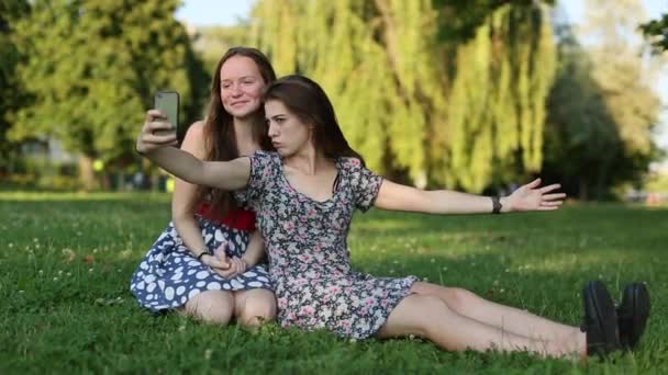 Two pretty girlfriends doing selfie — Stock Video