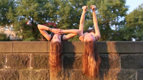 Dos novias jóvenes al aire libre tumbados — Vídeos de Stock