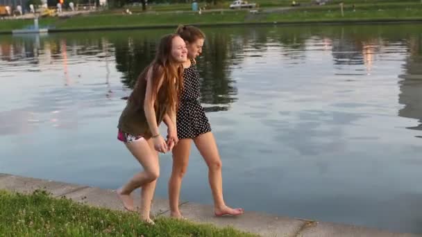 Twee tienermeisjes wandelen — Stockvideo