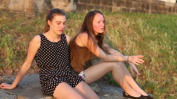 Chicas jóvenes lindas hablan — Vídeos de Stock