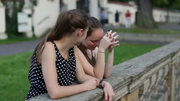 Δύο νεαρά κορίτσια χαριτωμένα — Αρχείο Βίντεο