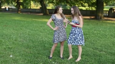 İki genç kız açık havada konuşuyor