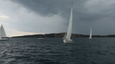 Denizciler yelkenli yarışlarına katılıyorlar.