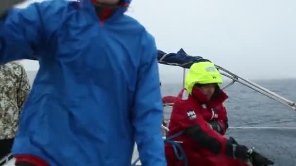 Zeilers deelnemen aan zeilregatta — Stockvideo