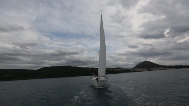 Ναυτικοί συμμετέχουν στην ιστιοπλοΐα regatta — Αρχείο Βίντεο