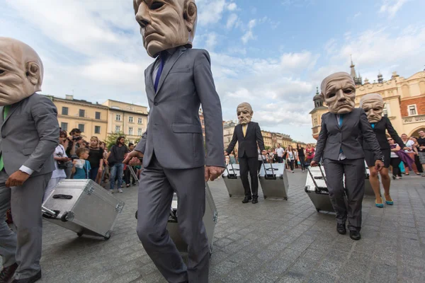 Účastníci na mezinárodním festivalu divadel Street — Stock fotografie