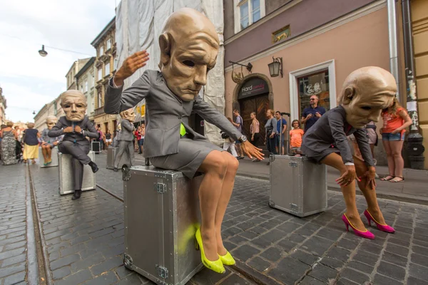 Účastníci na mezinárodním festivalu divadel Street — Stock fotografie