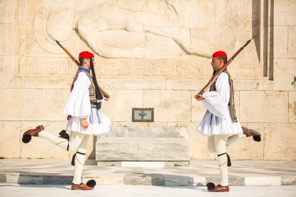 Soldados gregos Evzones vestidos de uniforme de vestido — Fotografia de Stock