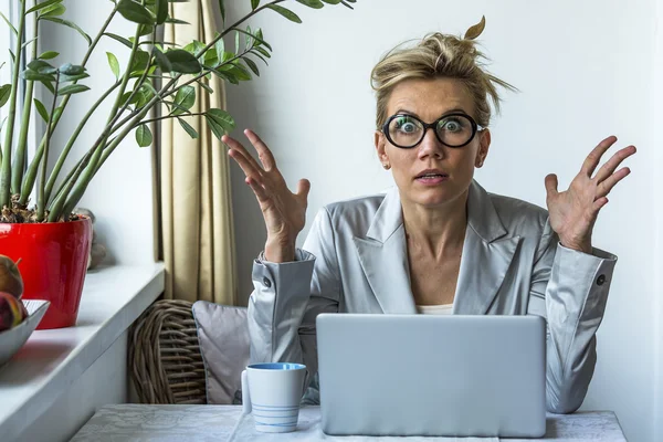 Shocked business woman with laptop — Stock Photo, Image