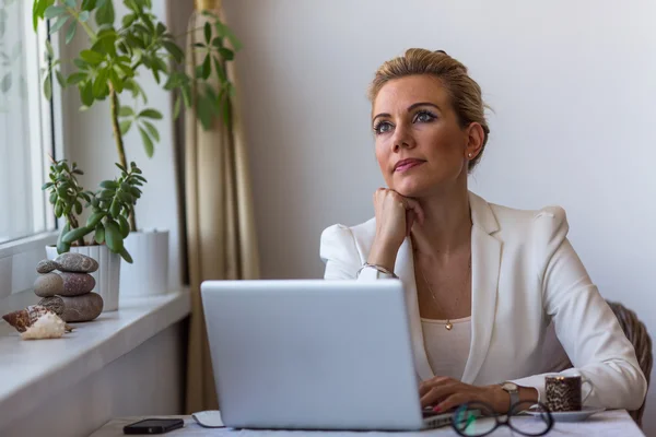 Giovane donna d'affari seduta con computer portatile — Foto Stock