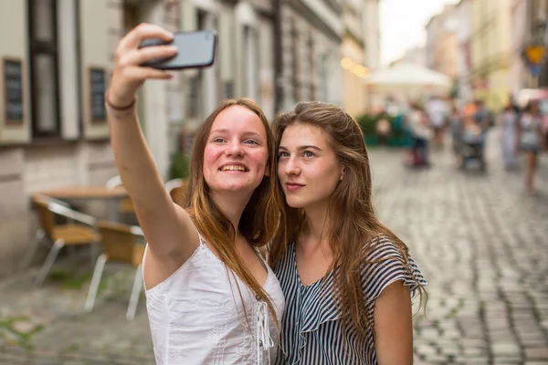 Flickvänner ta en selfie på smartphone — Stockfoto