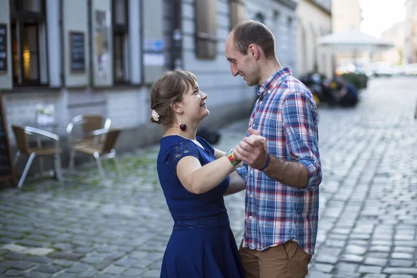 Mladý pár, tančí na ulici — Stock fotografie