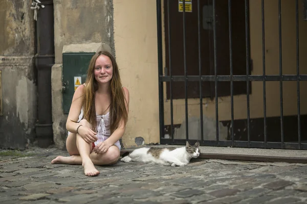 Giovane ragazza carina con gatto — Foto Stock