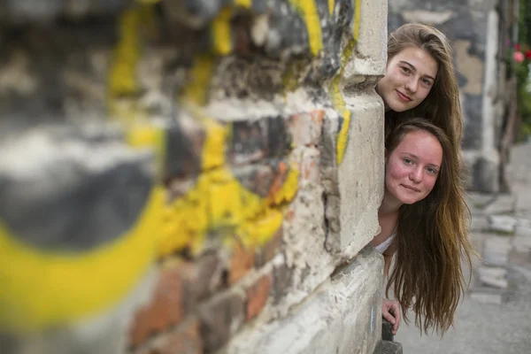 Duas meninas adolescentes bonitos olhar — Fotografia de Stock