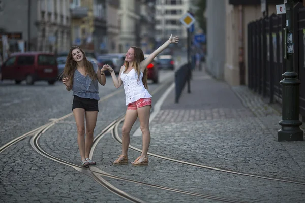 Two girls best girlfriends fooling — Stock fotografie
