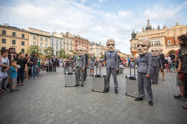 Účastníci na mezinárodním festivalu divadel Street — Stock fotografie