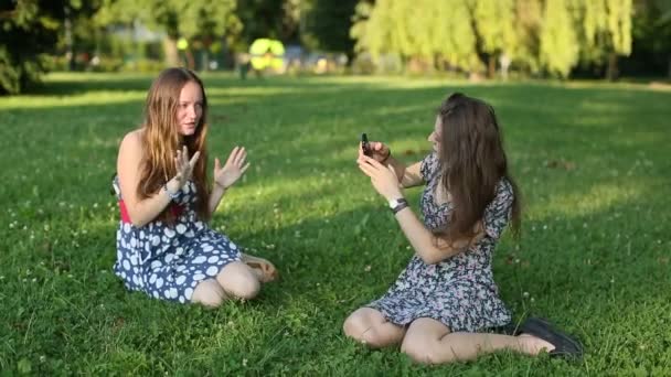 Teenage girls sitting and talking — Stock Video