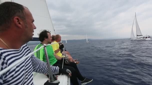 Denizciler yelkenli yarışlarına katılıyorlar. — Stok video