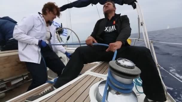 Denizciler yelkenli yarışlarına katılıyorlar. — Stok video