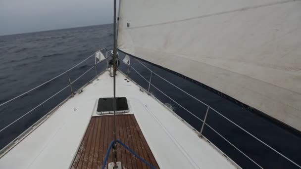 Yacht da regata nel Mediterraneo — Video Stock