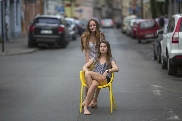 Meninas adolescentes bonitos sentados na cadeira — Fotografia de Stock