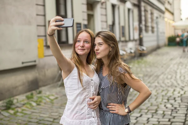 Duas adolescentes tirar selfie — Fotografia de Stock