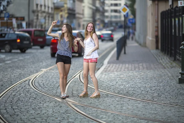 Schattige jonge meisjes in midden van straten — Stockfoto