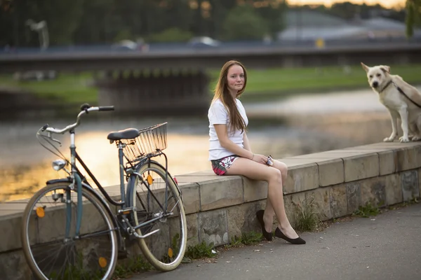 Söt flicka med cykel och hund — Stockfoto