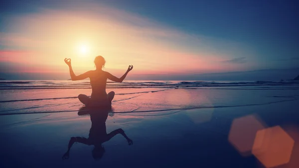 Silhouette of woman practicing yoga — Stock Photo, Image