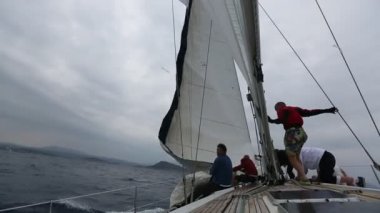 Denizciler yelkenli yarışlarına katılıyorlar.