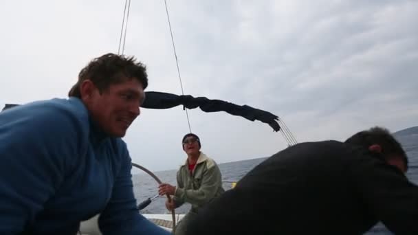 Zeilers deelnemen aan zeilregatta — Stockvideo