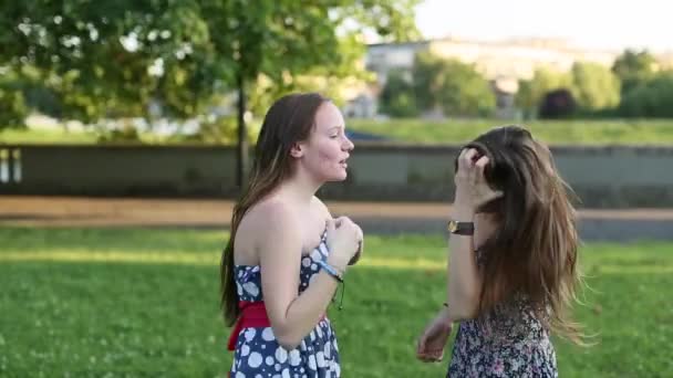 Söt tonåring flickvänner träffas i parken — Stockvideo