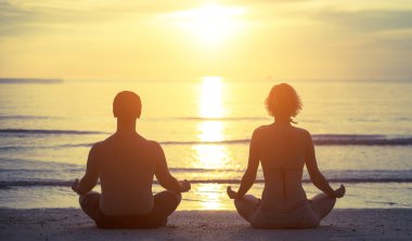 Yoga Lotus oturan genç Çift