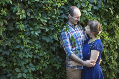 Sevgi dolu çift sarılıyor