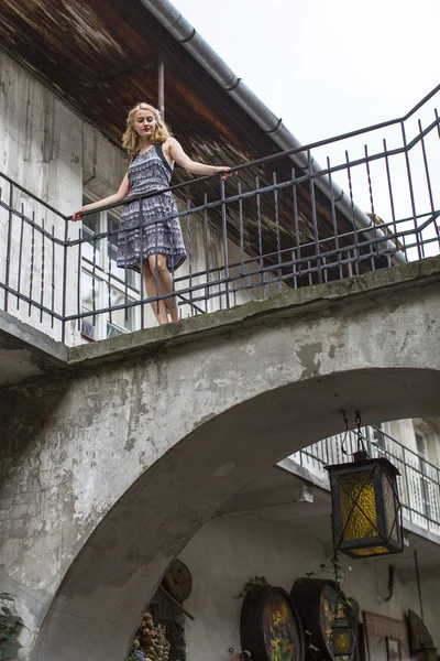 Hermosa joven en el patio viejo — Foto de Stock