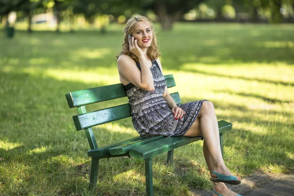 Jonge vrouw praten op mobiele telefoon — Stockfoto