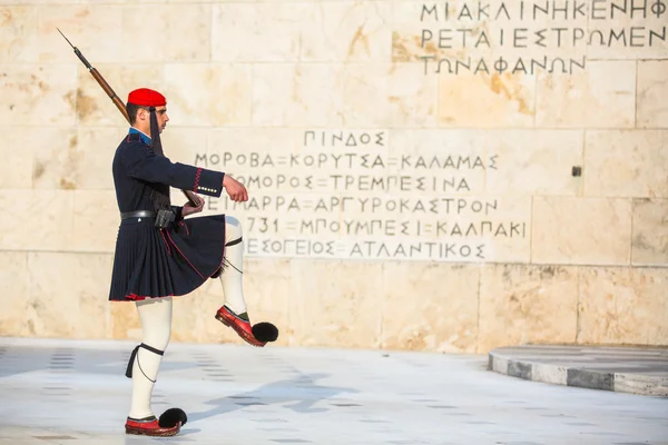 Evzone guarding Tomb of Unknown Soldier — Stock Photo, Image