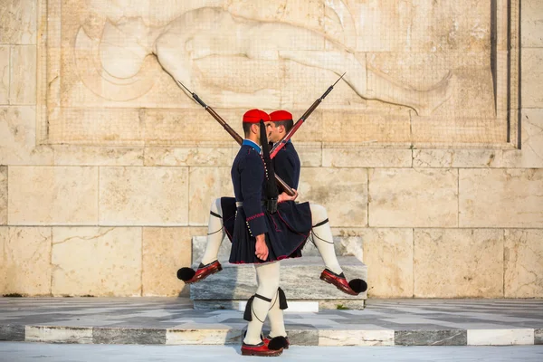 Evzone guarding Tomb of Unknown Soldier — Stock Photo, Image