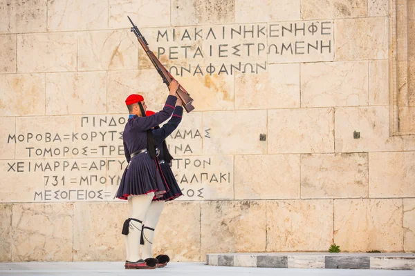 Meçhul asker mezarı koruyan evzone — Stok fotoğraf