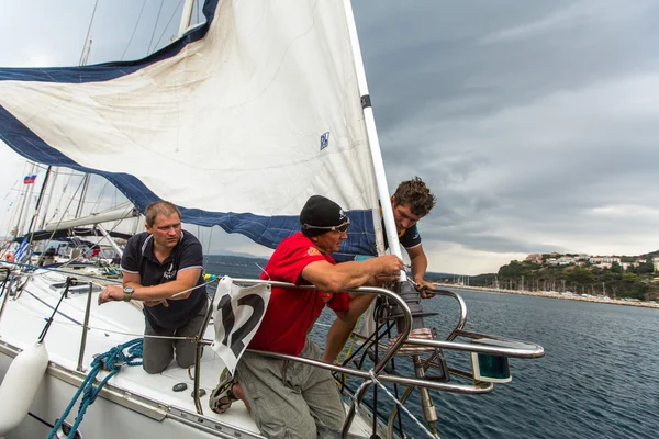 Des marins non identifiés participent à une régate de voile — Photo