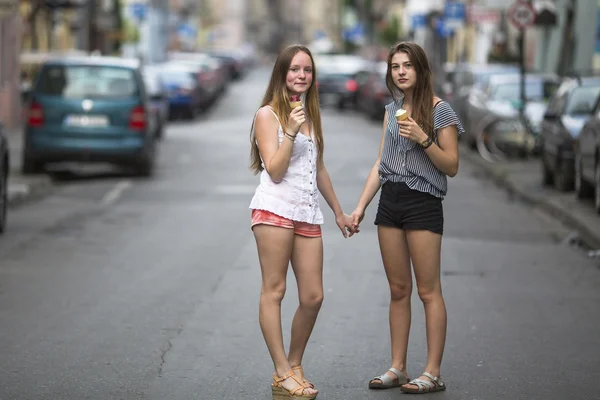 Dvě teen dívky se zmrzlinou — Stock fotografie