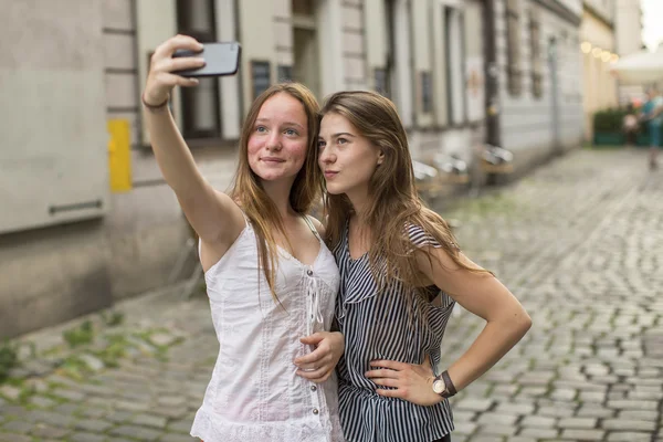 Teenage girls take pictures — Stock Fotó