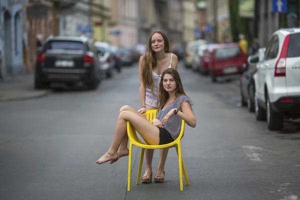 Two young best girlfriends — Stock fotografie