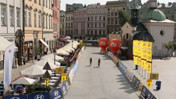 Teilnehmer der Tour de pologne — Stockvideo