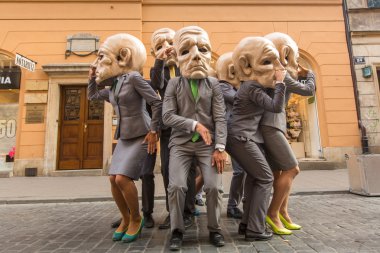 Katılımcılar sokak tiyatroları Uluslararası Festivali