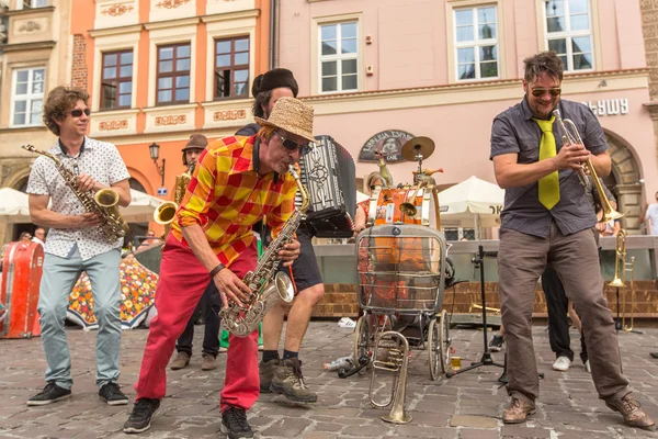 Teilnehmer am internationalen Straßentheaterfestival — Stockfoto