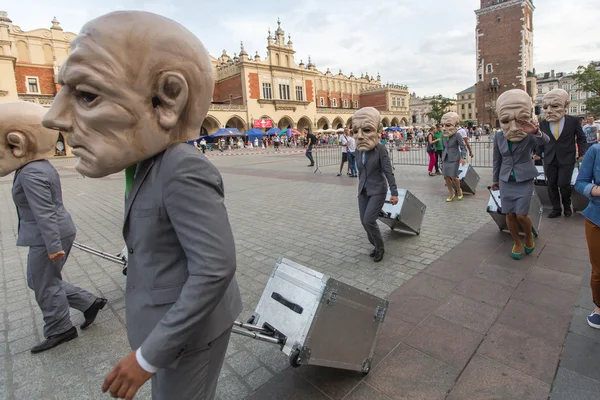 Účastníci na mezinárodním festivalu divadel Street — Stock fotografie