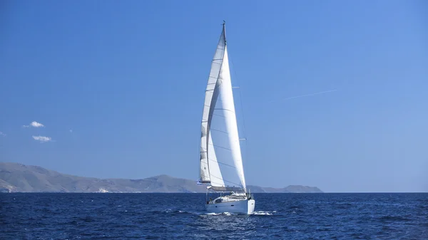 Segelboot nimmt an Segelregatta teil — Stockfoto