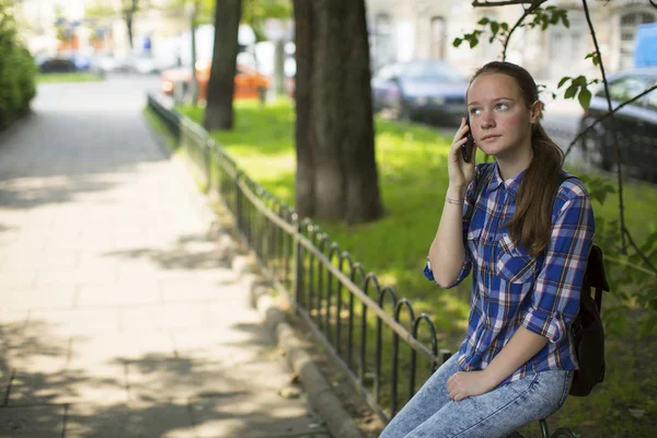 Εφηβικό κορίτσι μιλάει στο κινητό — Φωτογραφία Αρχείου